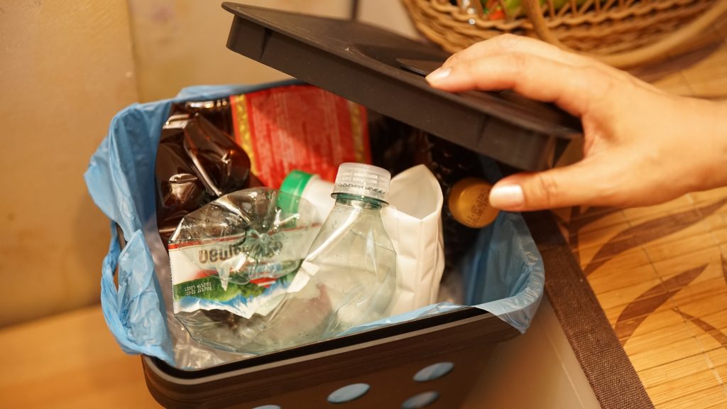 Школа экологии: как в ВАО решают проблему утилизации пластиковых отходов?